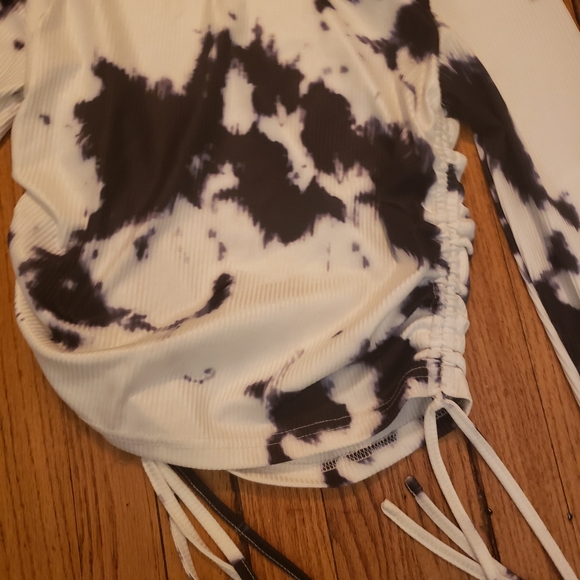 Ribbed rouched long sleeve white with some black spots - Picture 2 of 8